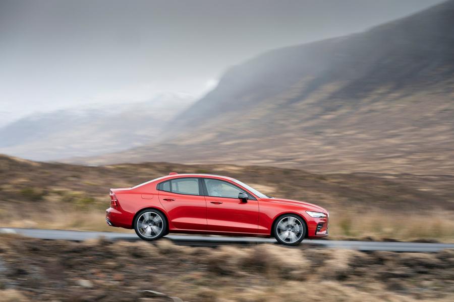  Volvo S60 T5 R-Design 2019 года  (UK) (фото 14 из 40)